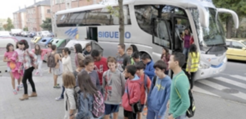 Cada año se mueven en autobuses y taxis escolares unos 4.000 estudiantes. /J. M.