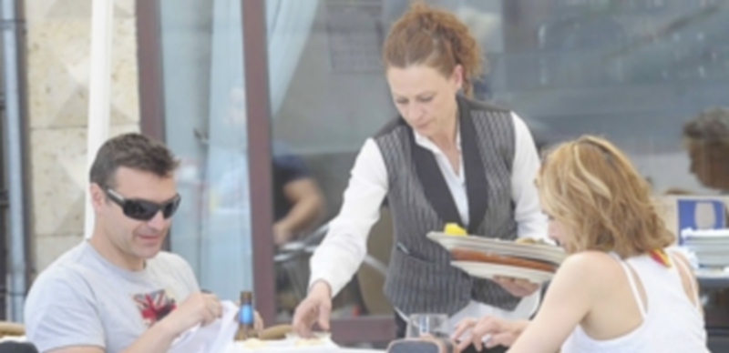 El sector Servicios sumó 156 desempleados más a su lista durante el octavo mes del año y acumula 4.892. / KAMARERO