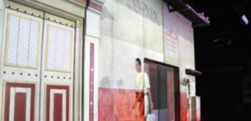 AVE Romanorum Vita 1 Sobre la fachada de la domus se proyecta un audiovisual con las escenas y los personajes clave de la ciudad romana. / N. LLORENTE