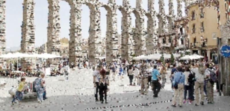 Miles de turistas pasan cada día por el Azoguejo para admirar los arcos centrales del Acueducto