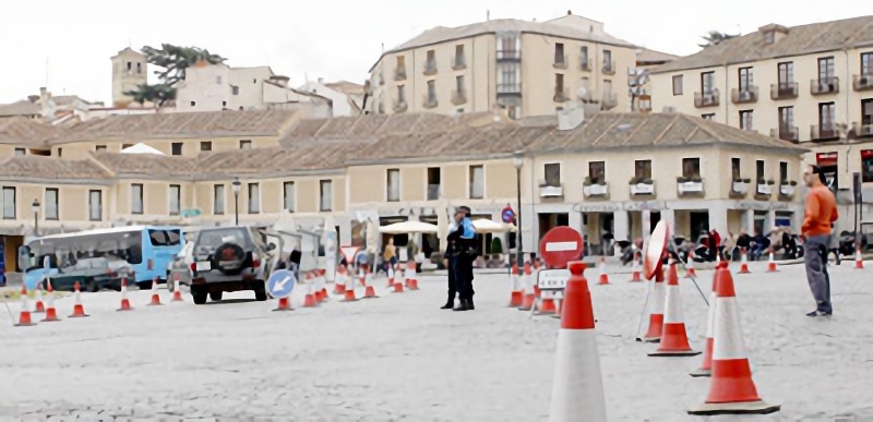 La Policía Local ha realizado durante los últimos meses varias pruebas de tráfico para definir el espacio de separación con el Acueducto. / N. LLORENTE