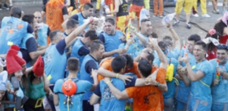 San Lorenzo se moja con la fiesta 1 Un grupo de peñistas celebra en la plaza de San Lorenzo el comienzo de las fiestas del barrio con una lluvia de gaseosa