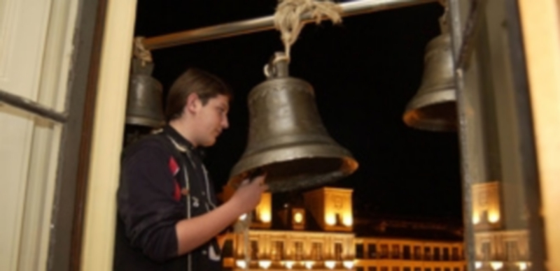 Un voluntario maneja una de las campanas de la iglesia de San Miguel
