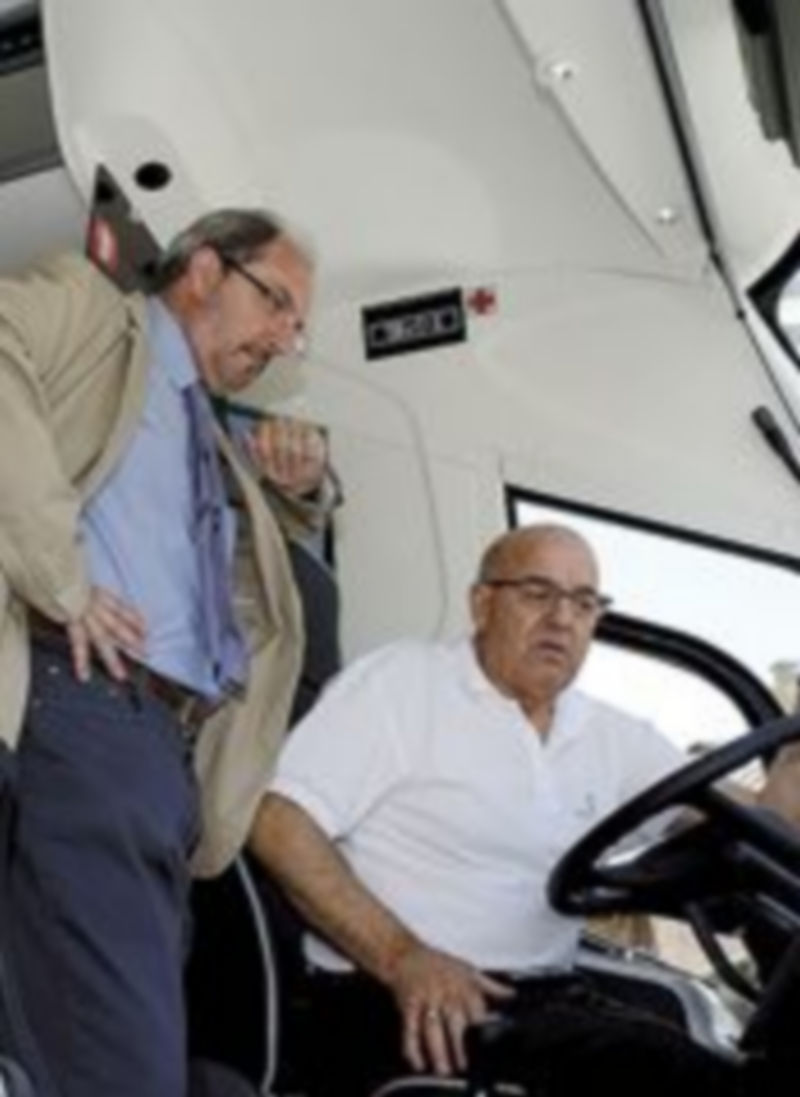 Un chofer explicaba ayer las dotaciones de los nuevos autobuses a dos de los asistentes a su presentación. / Pedro Merino