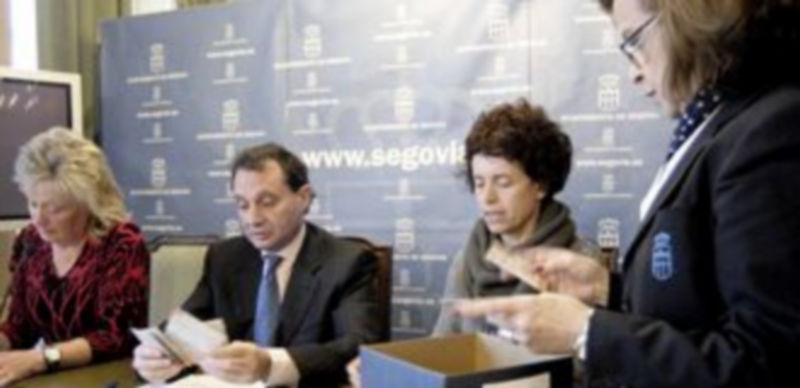 El sorteo de los vales para consumir en los establecimientos hosteleros se realizó ayer en el Ayuntamiento. / A. Benavente