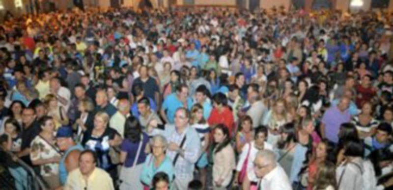 Más de mil vecinos y peñistas ocuparon la plaza del barrio de San Lorenzo para presenciar el pregón inaugural de las fiestas ofrecido por Bar Casa Paco. / Alberto Benavente