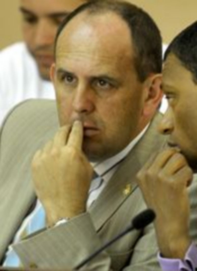 Aceves (en el centro)