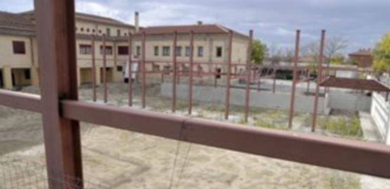 Las obras de construcción del pabellón deportivo del colegio El Peñascal llevan paradas desde marzo de 2011. / A. Benavente