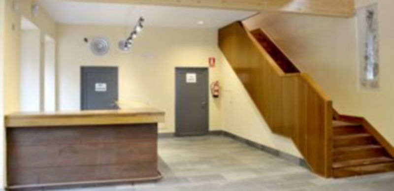 Zona de cafetería en el edificio del Ingenio Chico; en la parte superior