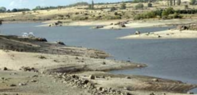 ‘Cola’ del Pontón ayer sábado. El volumen del agua embalsada se sitúa por encima del 50% del total. / Elena Peña
