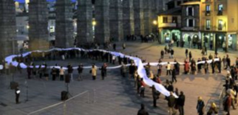 Violencia de género en el medio rural 1 Los segovianos formaron un gran lazo blanco en el día contra la violencia de género. / Kamarero