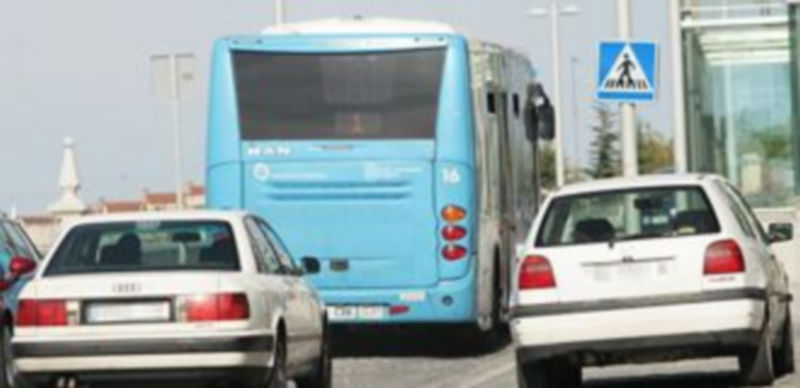 Un autobús urbano de la línea uno se dispone a tomar la calle del Soldado Español. / Lara Mazagatos