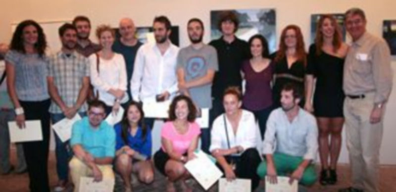 Los 16 pintores pensionados posaron ayer junto al Director Domiciano Fernández Barrientos. / Lara Mazagatos