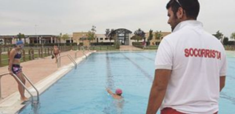 Los socorristas adviernes de los riesgos del Pontón Alto. / Lara Mazagatos