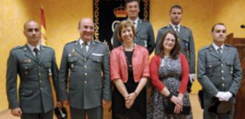 Los guardias civiles condecorados y la jueza del juzgado de Sepúlveda posaron junto a la subdelegada y al teniente coronel jefe de la comandancia. / Alberto Benavente