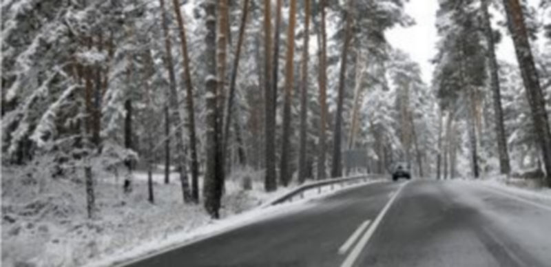 Algunas carreteras presentaban ayer algunos problemas para circular. / Alberto Benavente