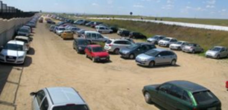 Decenas de conductores aparcan sus vehículos en un terreno contiguo al aparcamiento más antiguo. / G. A.