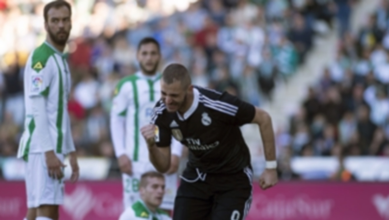 Benzema celebra el gol que daba el empate al Real Madrid en el encuentro disputado ayer ante el Córdoba. / EFE