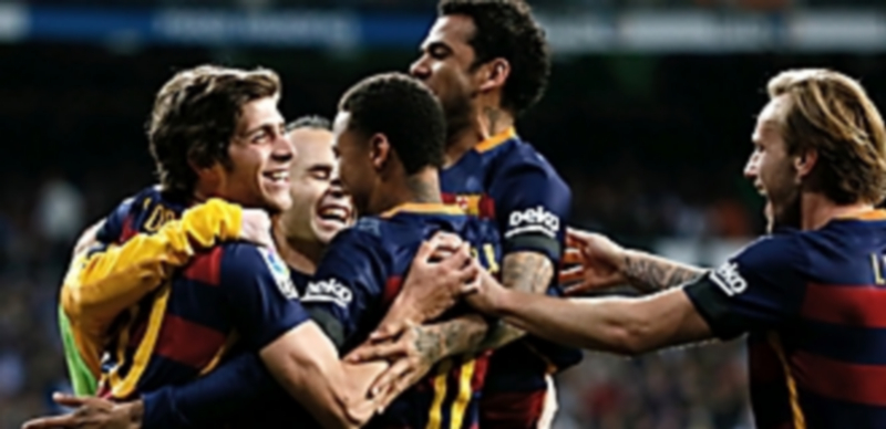 Los jugadores del FC Barcelona abrazan a Iniesta