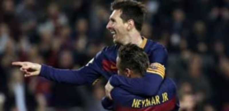 Neymar y Messi celebran uno de los siete goles de la Copa ante el Valencia. / EFE