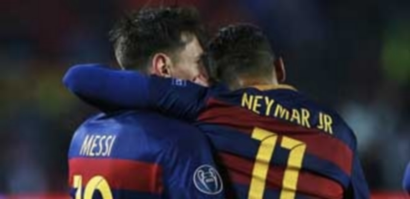 La hora de la sentencia 1 Messi y Neymar se abrazan tras el último gol del Barça contra el Arsenal para dejar cerrado el pase azulgrana a cuartos de final de la Liga de Campeones. / EFE