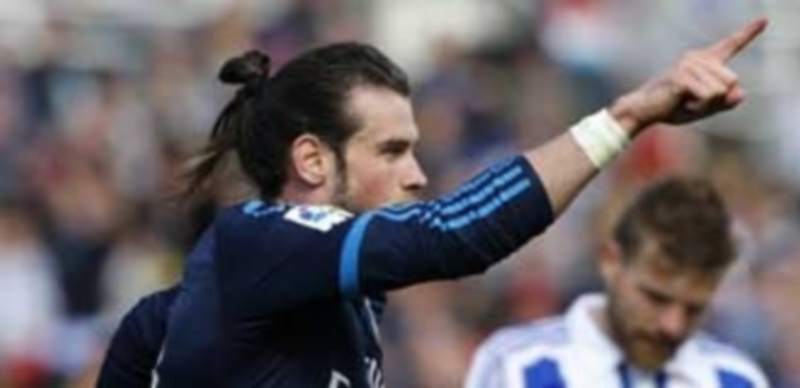 Bale recoge el testigo 1 Bale celebra el gol de la victoria del Real Madrid en Anoeta para mantener el pulso por la Liga con Barça y Atlético. / EFE