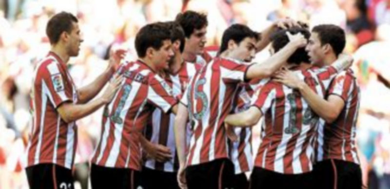 Los jugadores del conjunto rojiblanco festejan el tanto de Aduriz. / Efe