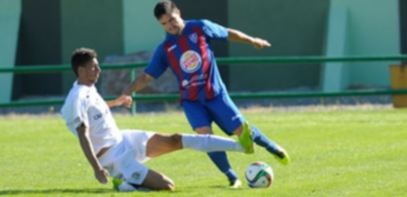 El lateral segoviano Rubén salva la entrada de un rival del Zamora. / KAMARERO