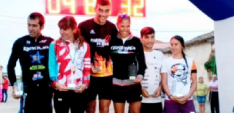 Pódium con los tres mejores hombres y las tres mejores mujeres de la prueba / E.A.