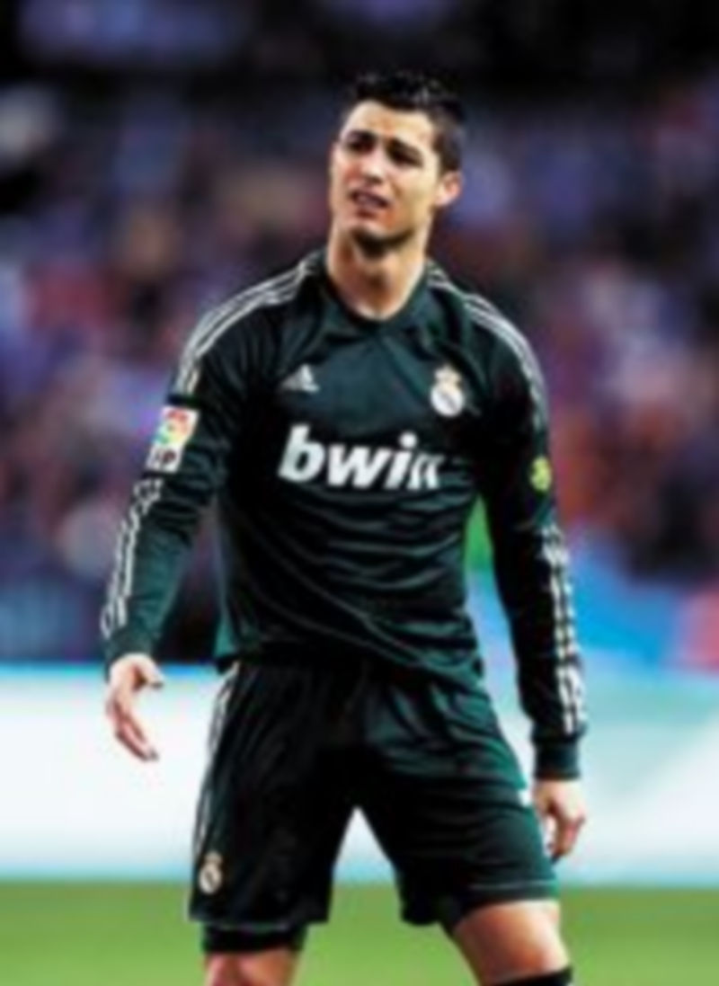 Cristiano Ronaldo se lamenta tras fallar una ocasión de gol en La Rosaleda. / Reuters