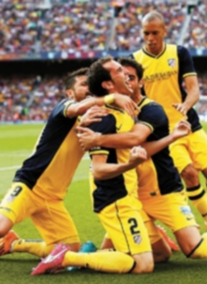 Los jugadores de la escuadra madrileña celebran la diana de Godín