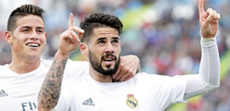 Isco y James (izq) volvieron a la titularidad después de perder protagonismo en favor de Casemiro en los últimos partidos y se reivindicaron con sendos goles./ EFE