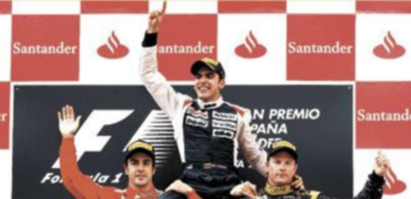 El español Fernando Alonso y el finlandés Kimi Raikkonen homenajearon a Pastor Maldonado aupándolo a hombros. / Reuters.