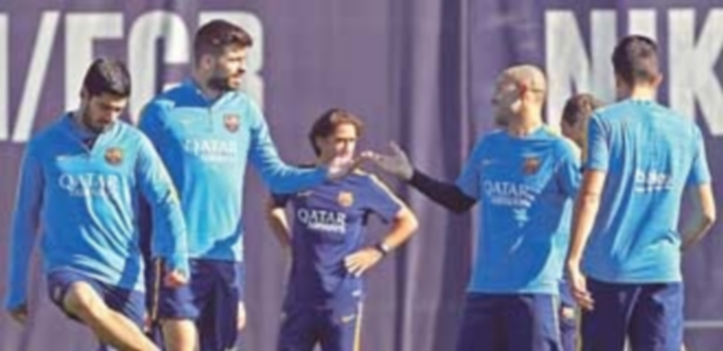 Gerard Piqué (2 izq) conversa con Javier Mascherano (2 dcha)