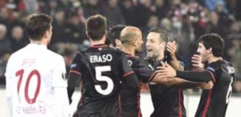 Los jugadores del Athletic Club celebran el tanto que abría el marcador en Augsburgo