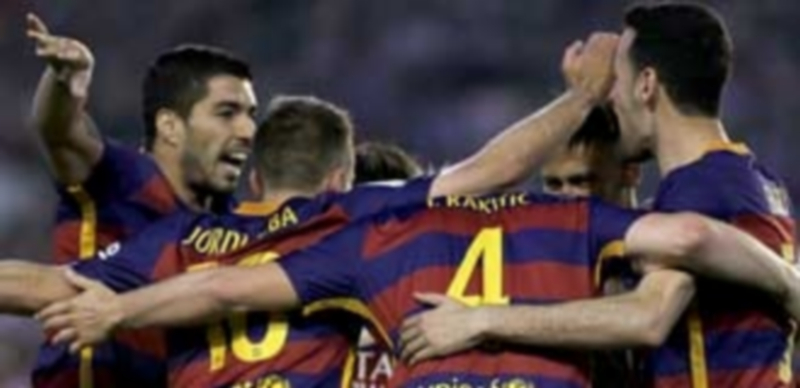 Una semana menos 1 Los jugadores del Barça se abrazan para celebrar el tanto de Rakitic