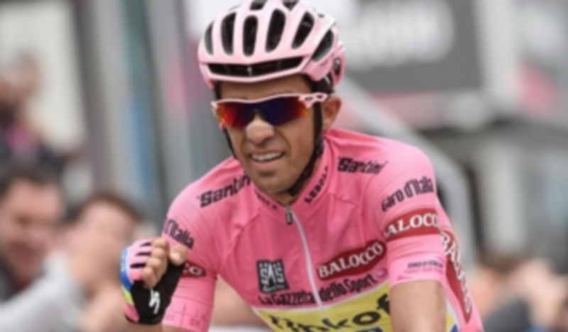 Alberto Contador celebra su triunfo virtual en la clasificación general del Giro 2015 a su entrada en la meta de Sestriere. / EFE