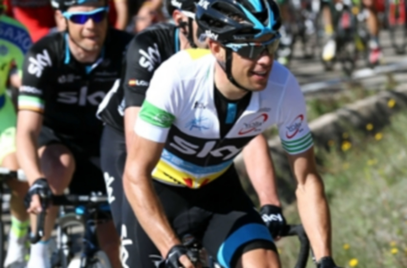 Richie Porte con el maillot de líder de la general al frente del pelotón. / EFE