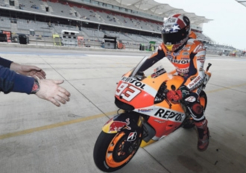 Márquez entra a boxes para cambiar su moto en los últimos minutos de la clasificación y poder lograr la ‘pole position’. / EFE