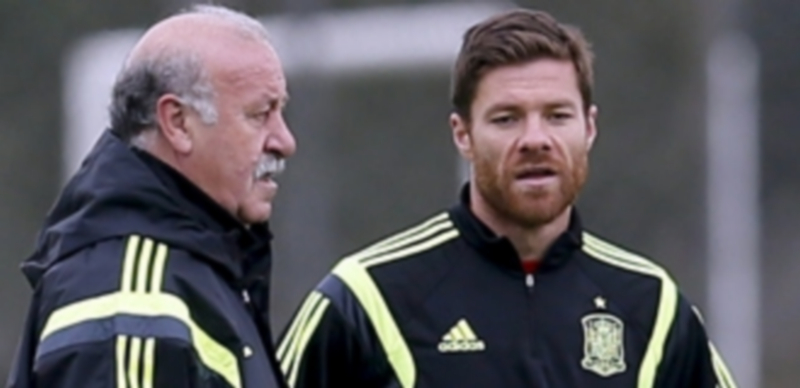 El jugador del Real Madrid Xabi Alonso junto al seleccionador Vicente del Bosque en un entrenamiento de la selección. / Efe