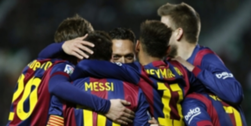 Los jugadores del FC Barcelona celebran el sexto gol que cerró la goleada azulgrana ante el Elche en el Martínez Valero. / EFE