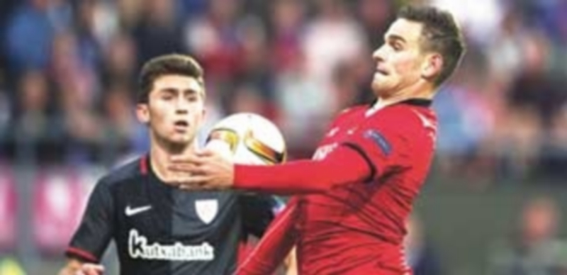 El jugador del AZ Alkmaar Vincent Janssen (dcha) pelea con el jugador del Athletic Club Aymaric Laporte. / EFE