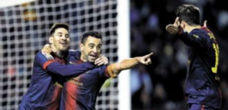 Messi y Xavi se abrazan tras el primer tanto