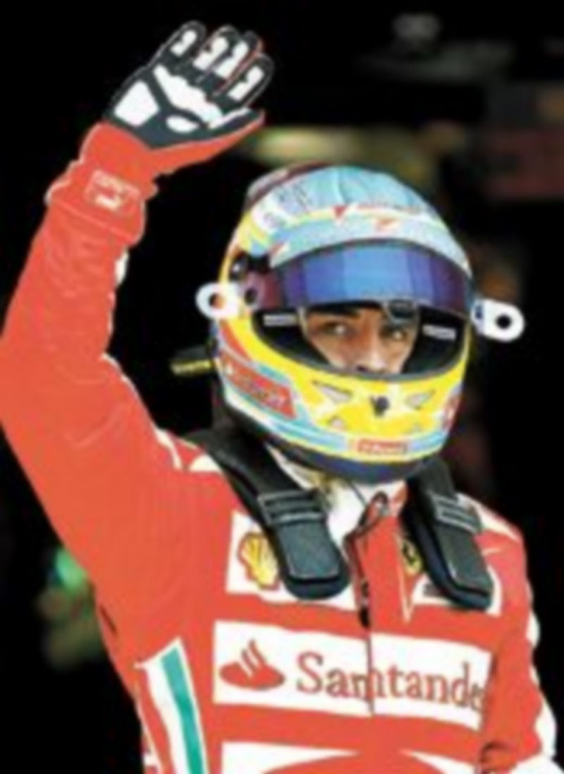 El asturiano saluda a la grada nada más bajarse del monoplaza. / Efe