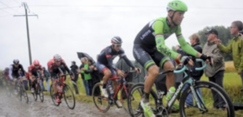 Una etapa que prometía y no defraudó.  La dureza extrema del pavés en un recorrido a la inversa de la famosa París-Roubaix dejó las primeras distancias entre los favoritos. / Agencias