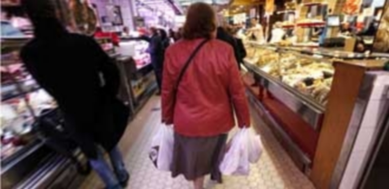 Los españoles dejan para finales de mes las compras de los juguetes de Navidad 1 Las celebraciones navideñas aumentan el consumo de alimentos durante el presente mes de diciembre. / EFE