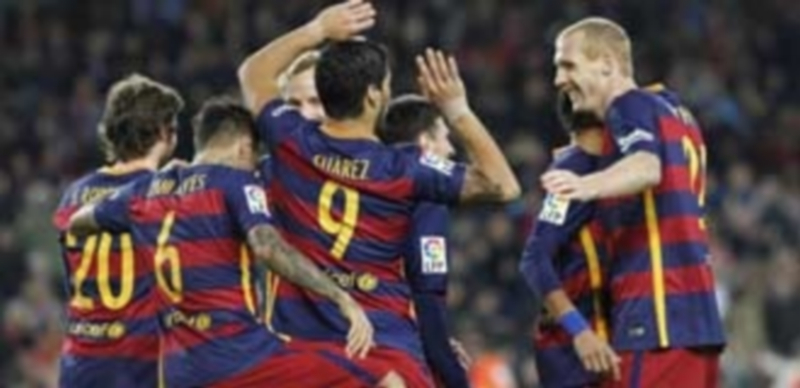 Fin a un 2015 mágico 1 Luis Suárez (c) celebra con sus compañeros su primer gol marcado ante el Real Betis