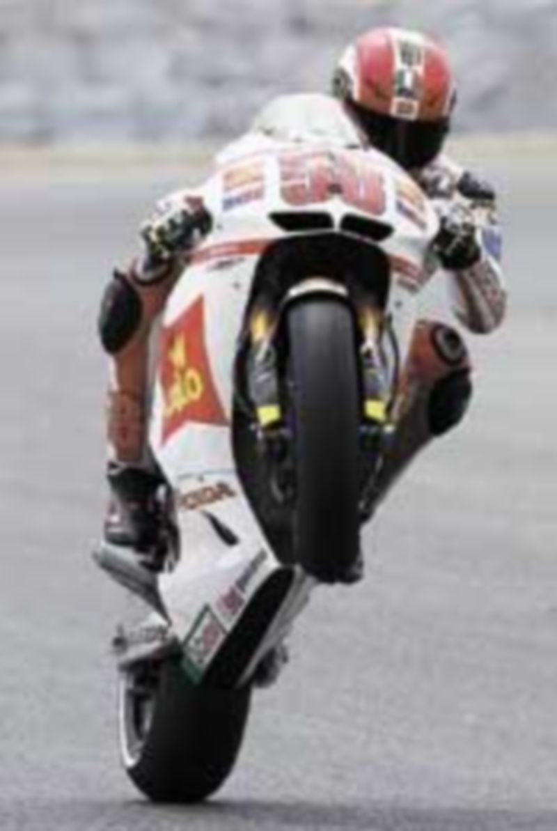 Simoncelli festeja su primera plaza sobre el asfalto de Montmeló. / Reuters.