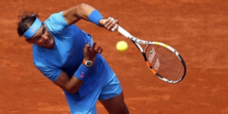Rafa Nadal ejecuta un saque durante el partido ante Andrey Kuznetsov. / EFE