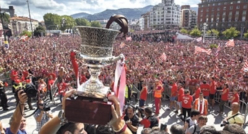 Rendidos al supercampeón 1 Los jugadores del Athletic Club de Bilbao ofrecieron la Supercopa de España ante miles de personas que abarrotaron la explanada del Ayuntamiento vizcaíno. / EFE